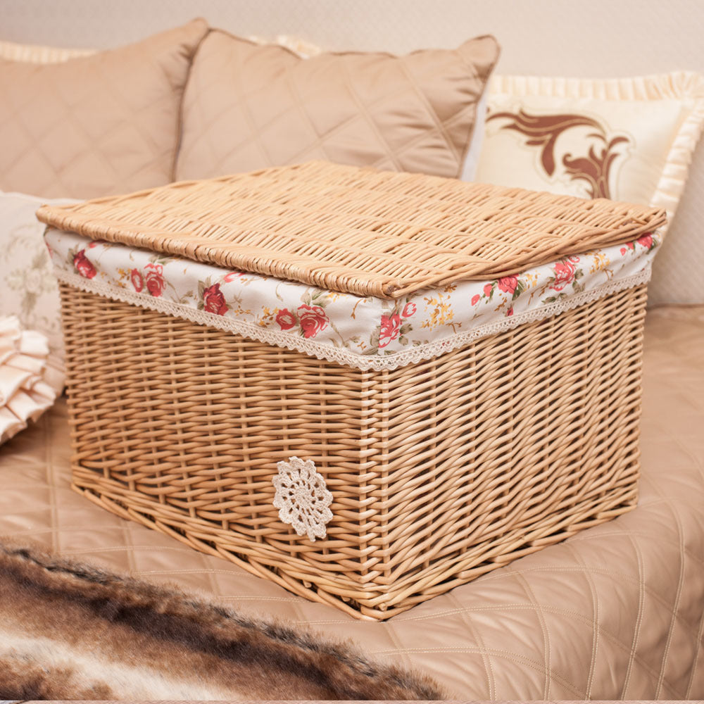 Wicker storage basket with lid and fabric liner – view 2
