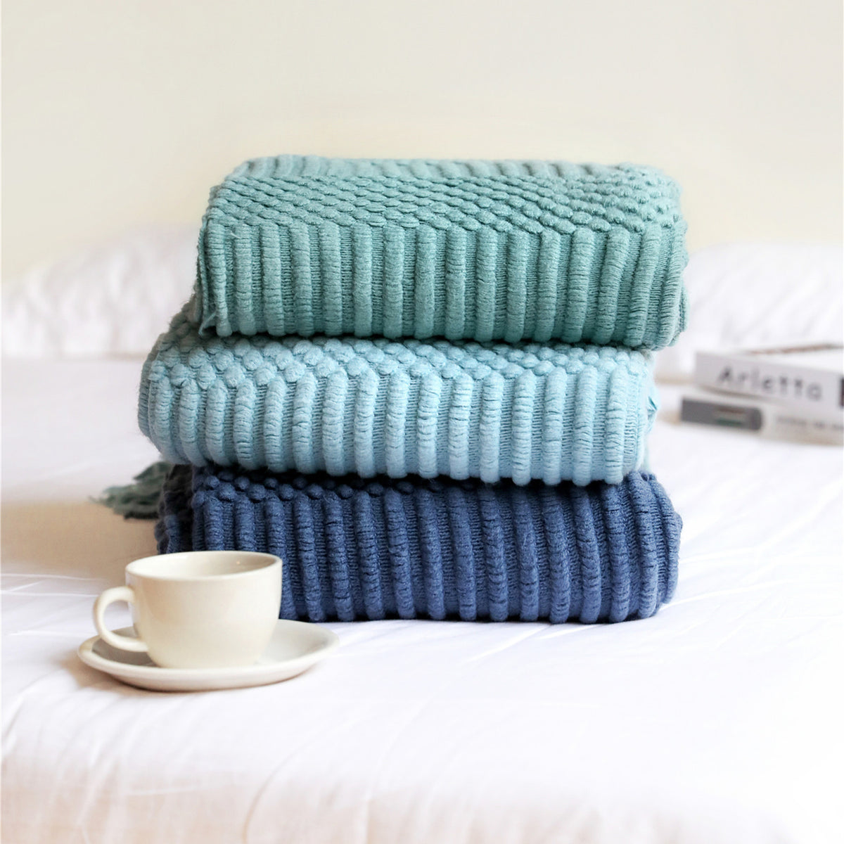 Knit throw blanket with tassels – view 4