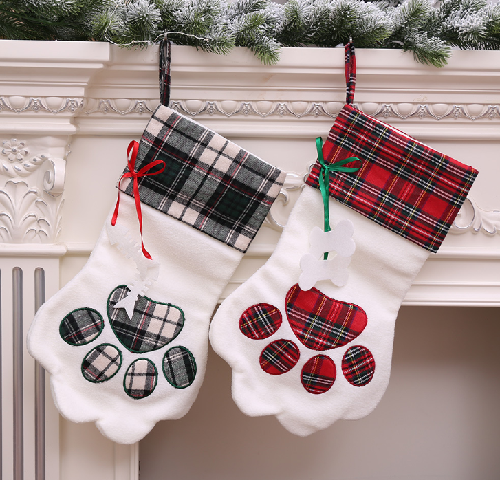 Paw-shaped plaid Christmas stockings for pets – view 3