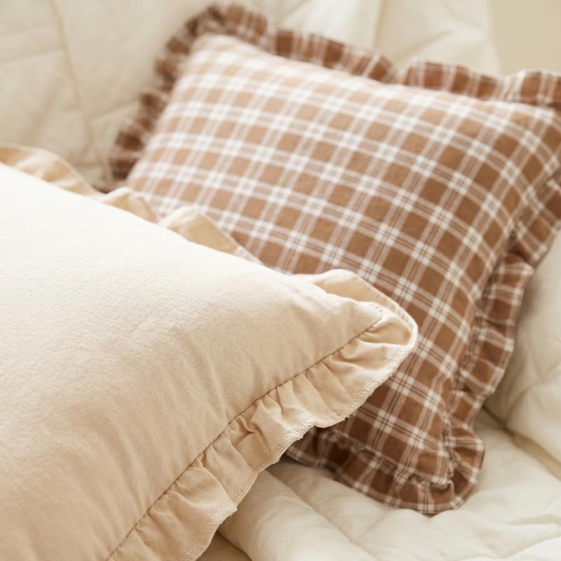 Ruffled pillow cover in gingham and solid colours – view 2