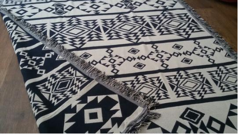 Geometric woven cotton throw with fringe – view 3