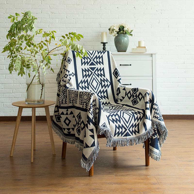 Geometric woven cotton throw with fringe – view 2