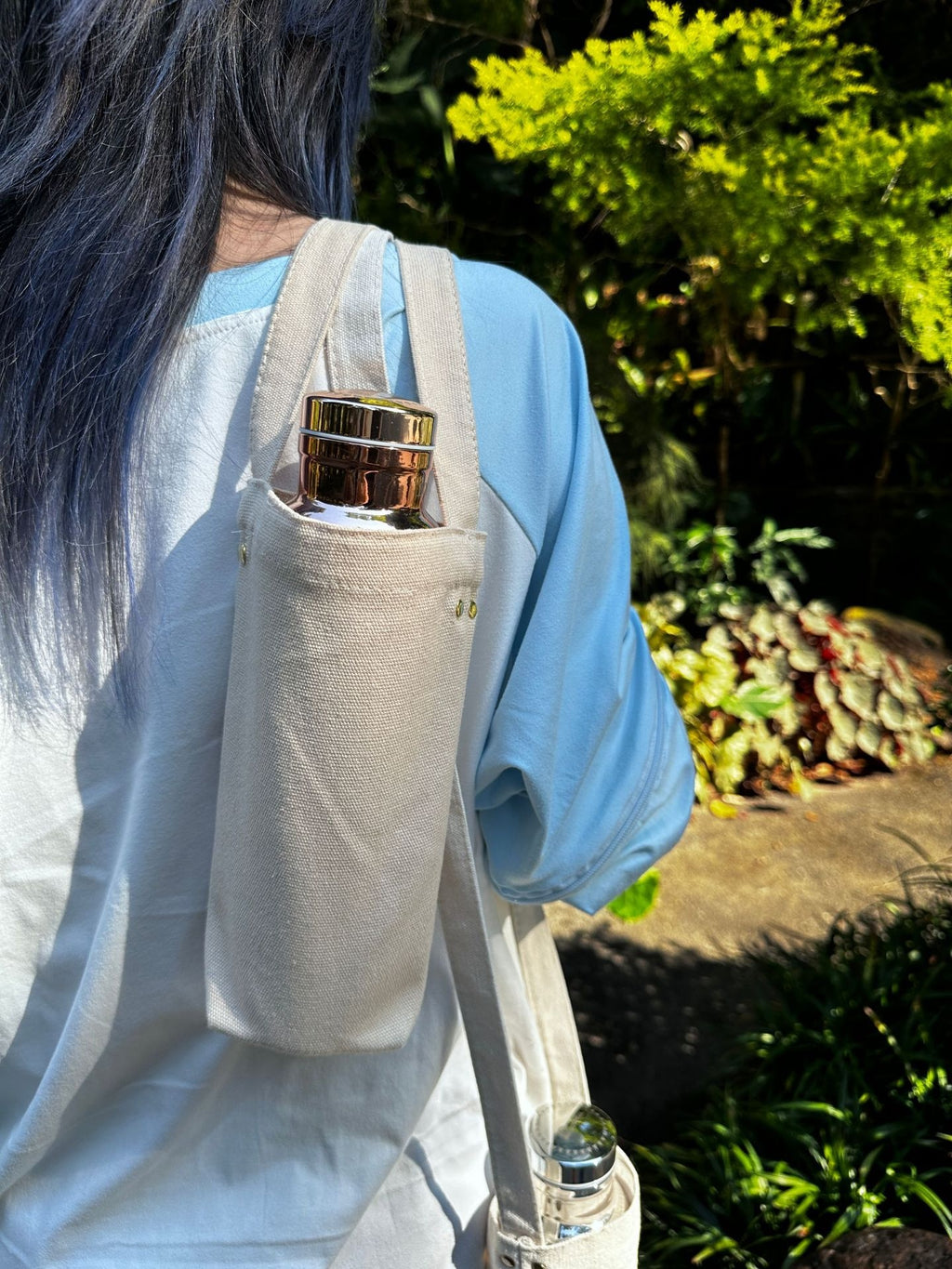Hammered copper insulated water bottle with canvas bag